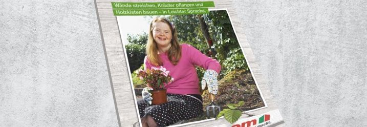 Person mit Blumentopf und Gartengerät